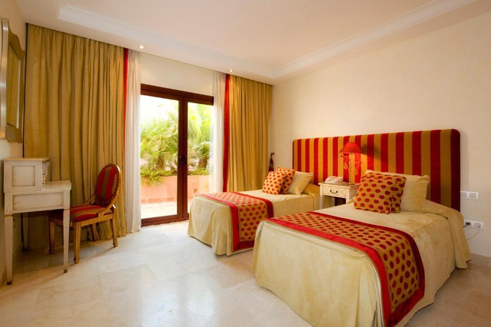 Bahia Beach Apartments Estepona Bagian luar foto